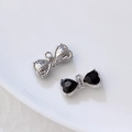 Pendentif noeud argenté avec pierres de coeur noires et détails en zircon - Base Argent Strass Noir