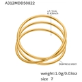 Vista dall'alto di anelli intrecciati in acciaio inossidabile placcato oro 18k - US 7 / Oro Geometrico Multistrato