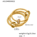 Dettaglio dell'anello in acciaio dorato intrecciato con perla incastonata di zirconi - US 7 / Stile Geometrico Oro con Strass