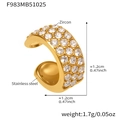 Makro-Detail des vergoldeten Edelstahl-Ohrclips mit drei Reihen aus Zirkonia-Steinen - Einzelstück / Gold