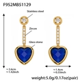 Vista detallada de los pendientes de corazón de cristal azul con baño de oro inoxidable - Pendientes Corazón Zircón Azules (F952)