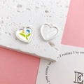Colgante de corazón de aleación con tulipán, diseño floral azul y reverso plateado - Forma de Corazón / Azul Corazón Tulipán Plata Mate