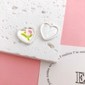 Colgante de corazón plateado con tulipán rosa esmaltado y textura de panal al dorso - Forma de Corazón / Rosa Corazón Tulipán Plata Mate