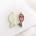 Colgante de pez en esmalte rosa y azul con acabado dorado para bisutería hecha a mano - Dorado