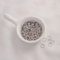 Versilberte offene Biegeringe für DIY-Schmuck in einer weißen Keramikschale - 10mmx1.0mm / Weißgold