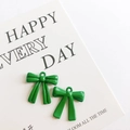 Dos colgantes de lazo de esmalte verde para joyería DIY en tarjeta decorativa - Verde oscuro