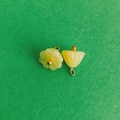 Pendentif muguet vert pâle et jaune avec fermoir doré pour la création de bijoux - Couleur Jade Jaune Cœur de Graine de Lotus