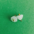 Paire de pendentifs lotus vert clair avec crochets dorés pour bijoux DIY - Couleur Jade Vert Clair Cœur de Graine de Lotus