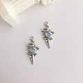 Zilveren legering hanger met lichtblauwe edelsteen en parels in zwaardontwerp - Blauwe Edelsteen Zilver