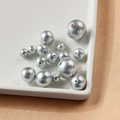 Detailansicht grauer japanischer Baumwollperlen mit Loch für handgefertigten DIY-Schmuck - 8mm / Silbergrau