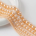 Perlas de imitación color champán en varios tamaños sobre un plato de cerámica - 4mm (aprox. 104 piezas/hilo) / Champaña