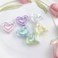 Ciondoli a cuore in acrilico aurora pastello in sei colori su un piatto di ceramica bianca - Set Cuori Misti / Confezione da 3 / Multicolore