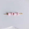 Vue détaillée de perles roses en forme d'os sur tige dorée pour bijoux DIY - Rose