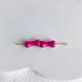 Détail de perles roses en forme d'os avec fil d'alliage doré pour la création de bijoux DIY - Fuchsia