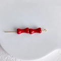 Détail des perles en alliage rouges en forme d'os sur tige dorée pour bijoux DIY - Rouge