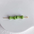 Macro de perles en forme d'os vert sur tiges dorées pour création de bijoux DIY - Vert Herbe