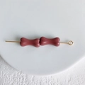 Détail de perles mates rouge foncé en forme d'os sur tiges dorées pour bijoux DIY - Rouge Foncé