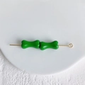 Détail de deux perles d'os vertes brillantes sur une tige dorée pour bijoux DIY - Vert Lumineux