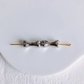Détail de perles en forme d'os argentées sur tige dorée pour bijoux DIY créatifs - Argent