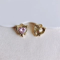 Detailansicht der rosa Herzanhänger mit Goldlegierungsrahmen und Waben-Rückseite - Goldrahmen Rosa Herz Zirkonia (KP5764)
