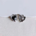Makro-Detail von Herzanhängern aus Legierung mit schwarzem Stein und Silber-Finish - Silberrahmen Schwarzer Herzstein (KP5764)