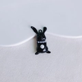 Detalle del colgante de conejo negro esmaltado con collar de perlas y aro dorado - Estilo de Conejo de Pie Negro(3)