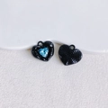Detailansicht der Vorder- und Rückseite des schwarzen Herzanhängers mit blauem Kristall - Schwarzer Rahmen Blauer Herzstein (KP5764)