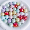 Makroansicht von 15mm bunten Acrylperlen mit schimmerndem Effekt für DIY Schmuckherstellung - Irisierende Mischfarben