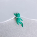Dettaglio ciondolo a gatto verde in lega con colletto di perle e anelli di aggancio - Stile Gatto Verde Brillante(8)