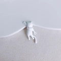 Dettaglio del ciondolo a forma di gatto bianco in lega con collana di perle su ceramica - Stile Gatto Bianco(9)