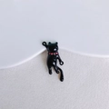 Dettaglio macro di un ciondolo a gatto in smalto nero con strass rosa per gioielli DIY - Stile Gatto Nero con Strass Rosa(11)