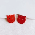 Nahaufnahme roter Teufelsanhänger mit matter Textur für DIY-Schmuckherstellung - Rotes Teufelsgesicht (11)