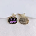 Makroansicht der Vorder- und Rückseite von Halloween-Kürbisanhängern für DIY-Schmuckherstellung - Schwarzer Kürbis (13)
