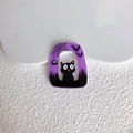 Makro-Detail eines lila Acryl-Halloween-Anhängers mit schwarzer Katze und Spinnennetz - Lila Schwarze Katze Spinnennetz (1)