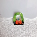 Detail eines grünen Halloween-Anhängers aus Acryl mit Kürbis- und Süßigkeitenmotiven - Grüne Kürbislaterne Totenkopf (2)