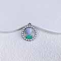 Detaillierte Draufsicht auf Blumenanhänger mit Perlen und lila Tulpen-Emaille-Design - Silber Rund Lila Tulpe (8)