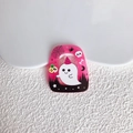 Makro-Detail eines rosa Acryl-Halloween-Geist-Anhängers mit Partyhut und Spinnennetz - Rosa Gespenst Spinnennetz (3)