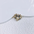 Makro-Detail von herzförmigem Goldanhänger mit schwarzen Blumen und Perlen für DIY-Schmuck - Gold Herz Schwarze Blume Perle (9)
