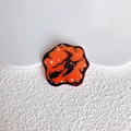 Dettaglio di un ciondolo di Halloween in acrilico con silhouette di strega nera su arancio - Strega Arancione Su Scopa (5)