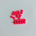 Dettaglio macro di perline a fiocco rosa neon in lega per gioielli fai-da-te e catenine - Rosa