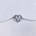 Makroaufnahme von Herzanhänger aus Silber mit Blumen-Perlen-Inlay und Vintage-Design - Silber Herz Weiße Blume Perle (11)