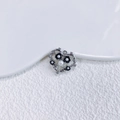 Makroaufnahme von herzförmigem Legierungsanhänger mit Perle und schwarzer Emailleblume - Silber Herz Schwarze Blume Perle (12)