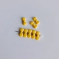 Dettaglio perline a fiocco giallo macaron con trama cucita per gioielli fai-da-te - Giallo