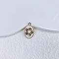 Nahaufnahme des ovalen Emaille-Anhängers mit goldener Kamelienblüte und Perle - Gold Oval Kamelie (13)