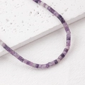 Collier en perles de pierre améthyste violette présenté sur une pierre naturelle blanche - Un Fil (Environ 150 Perles) / Violet Lilas