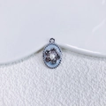 Makrofoto von Silberblumen-Anhänger mit Perle und blauen Emaille-Details - Silber Oval Blaue Blume (15)