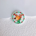Dettaglio del ciondolo rotondo in acrilico con renna di Natale e corona decorativa verde - Renna dei Cartoni Animati Tonda (9)