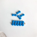 Nahaufnahme von hellblauen Acrylperlen in Schleifenform für DIY Schmuck und Zubehör - Hellblau