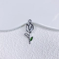 Makroaufnahme der silbernen Tulpenblüte mit grünem Blatt und integrierter Aufhängeschlaufe - Silber Tulpe Einzeln (17)