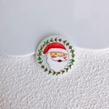 Dettaglio di un ciondolo tondo in acrilico con Babbo Natale dipinto a mano e ghirlanda - Babbo Natale Tondo (11)